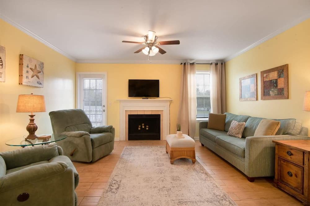 Oak Condo | Colony Club Unit S2 S
