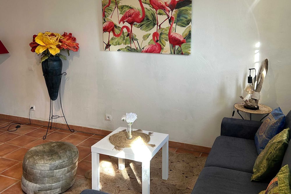 Bellegarde Apartment | Homerez - Appartement for 2 ppl. with shared pool and terrace at Bellegarde