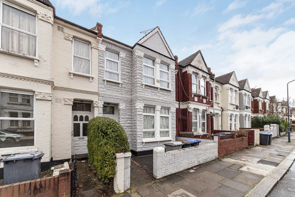 Mapesbury House | Modern 5-Bedroom Oasis with Free Parking: Stylish Retreat in Prime Location