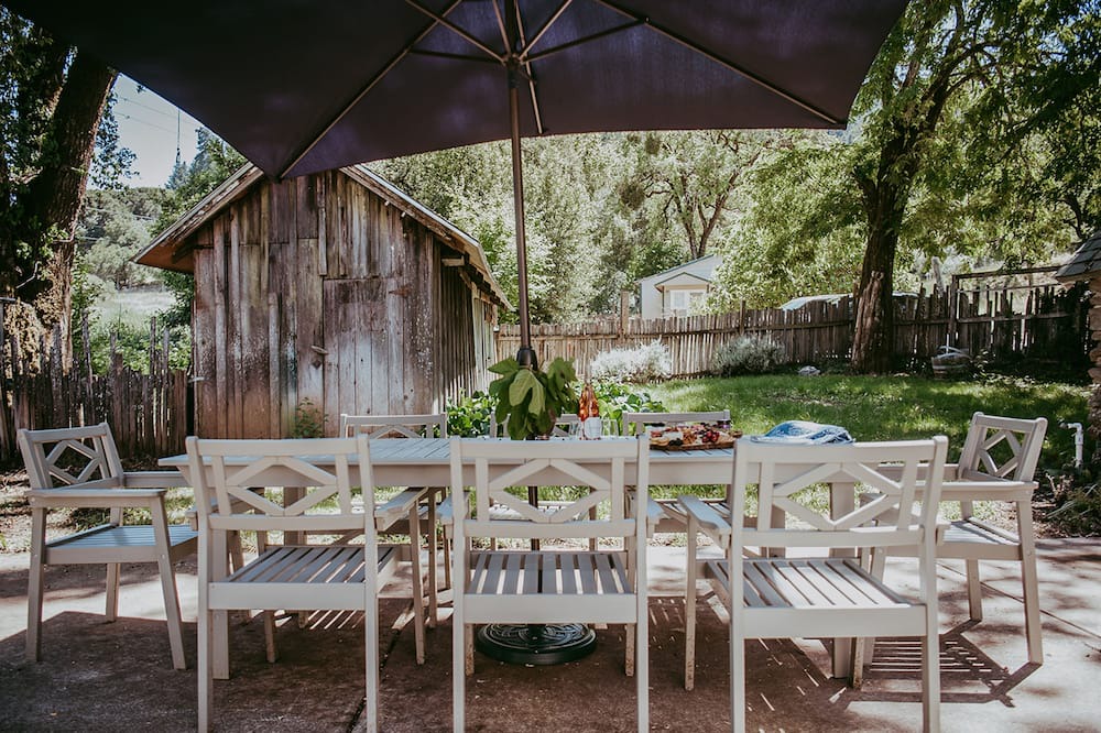 Hopland House | Idyllic wine country home with open layout, serene views, & alfresco dining
