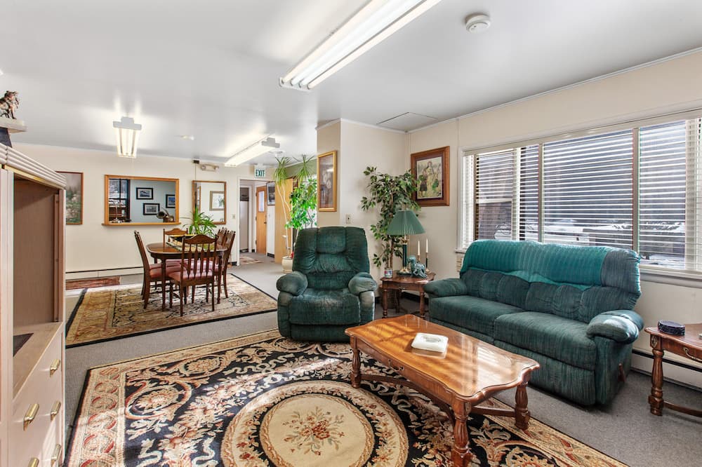 Silverton House | 3 BR 1 BA historic brick house w/fire pit & ample parking - 5 mins from Wallace
