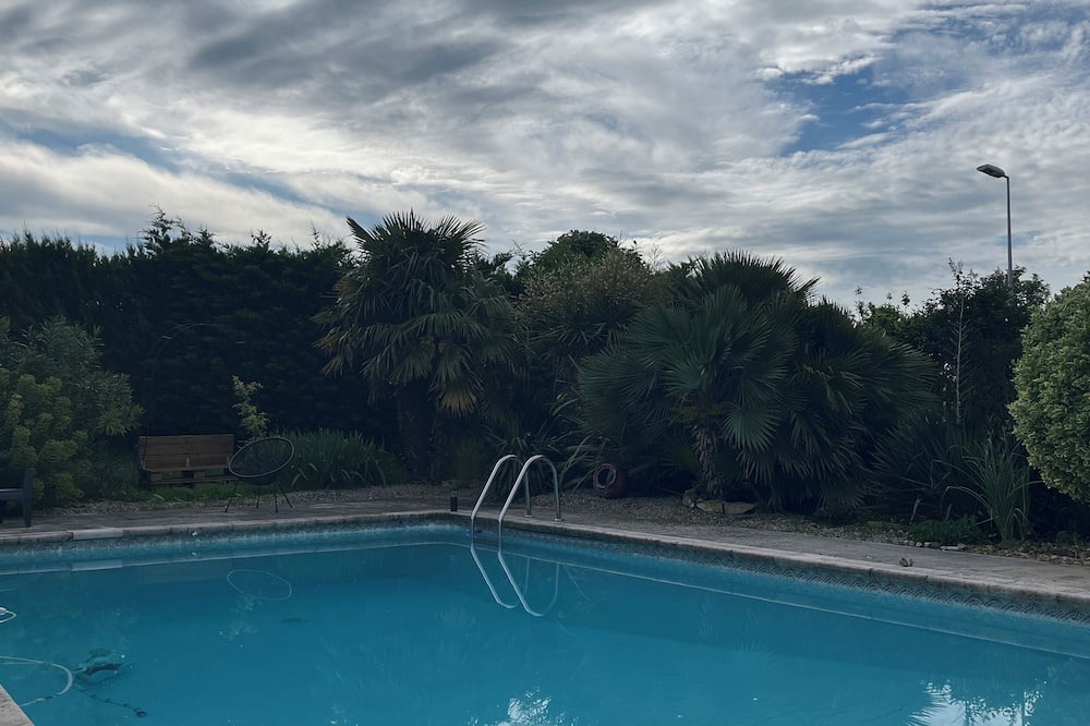 Trizay Bed & Breakfast | Chambre Indépendante et Privative Avec Terrasse et Piscine à 20 min des Plages