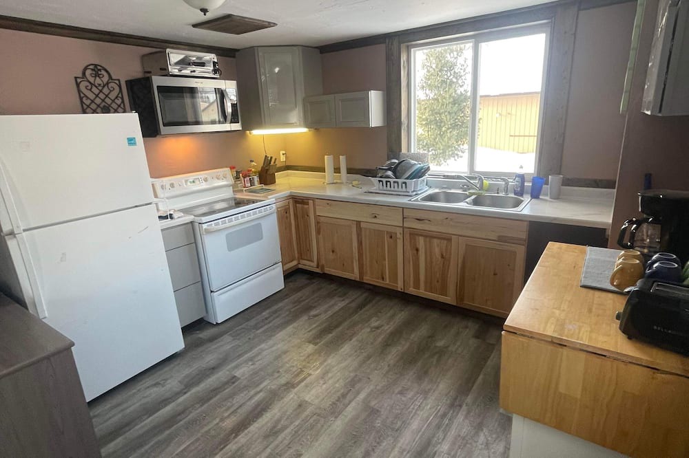 L'Anse House | Private Room & Bathroom For Rent!!! Ground Level! 3 Roommates Upstairs!