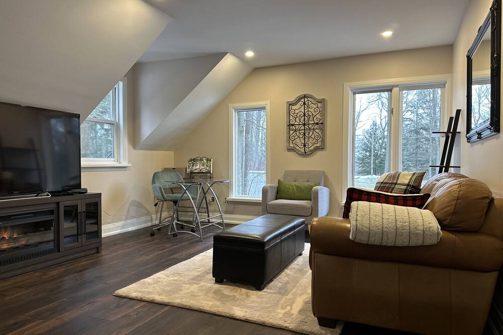 Milton Cottage | Beautiful Cozy Country Cottage 5 Minutes From 401 Guelph Line