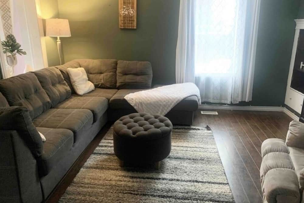 Owen Sound House | SecondAveOasis - With pool! : Also ask about our returning guest discount!
