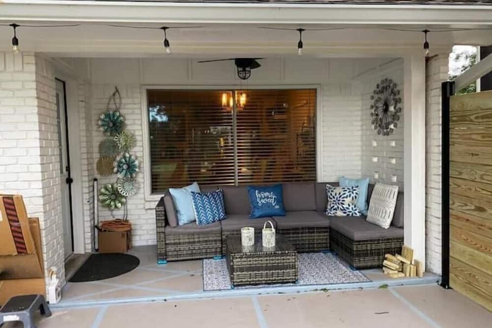 Dennis House | Lil Bit O Texas! Waterfront/kayak/firepit/fishing Peaceful park-like setting