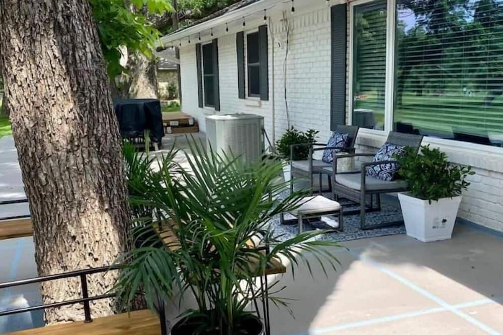 Dennis House | Lil Bit O Texas home + Guest Unit! Sleeps 14! Waterfront/Fish/Kayak/Fire Pit/BBQ