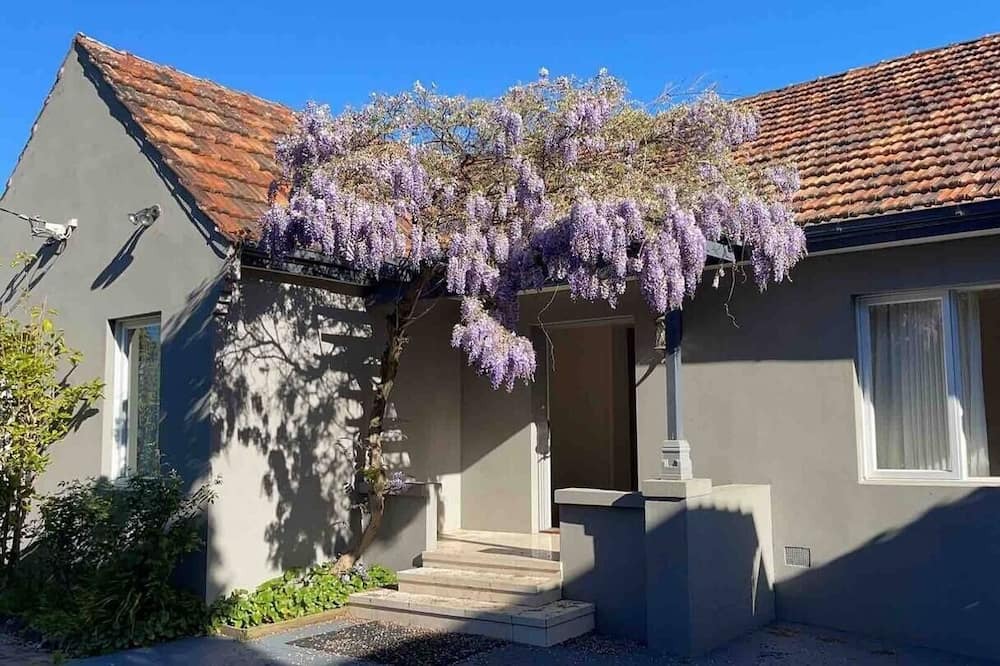Balwyn House | Unbeatable Convenience & Comfort