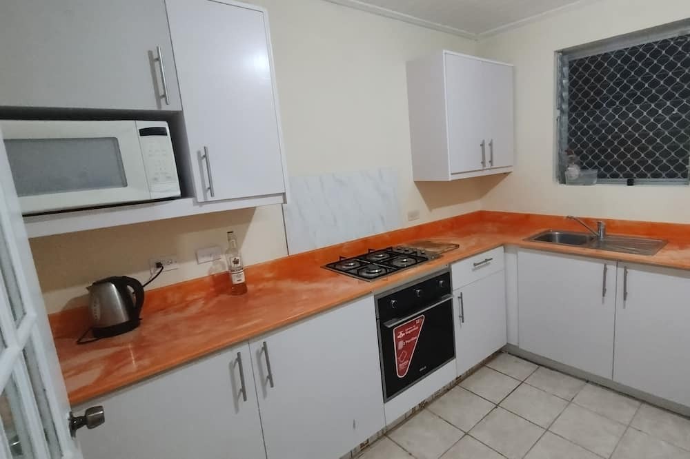 Blue Waters House | 6 min walk to Rockley beach & good location