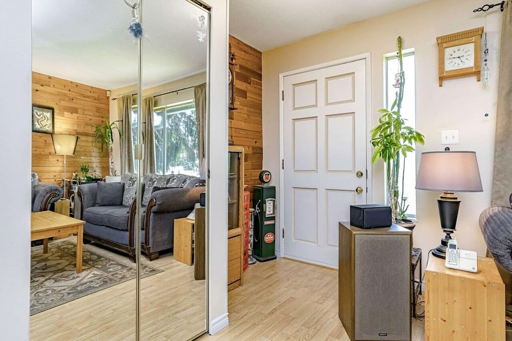 Cloverdale House | Spacious & Beautiful Room- Large Window & Fully Carpeted- in a Great Location