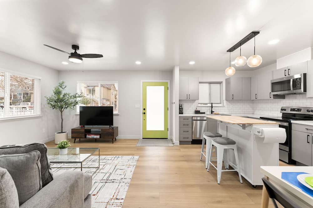 North Oak Park House | Newly Built 2bd/1ba house w/ King Sz Bed
