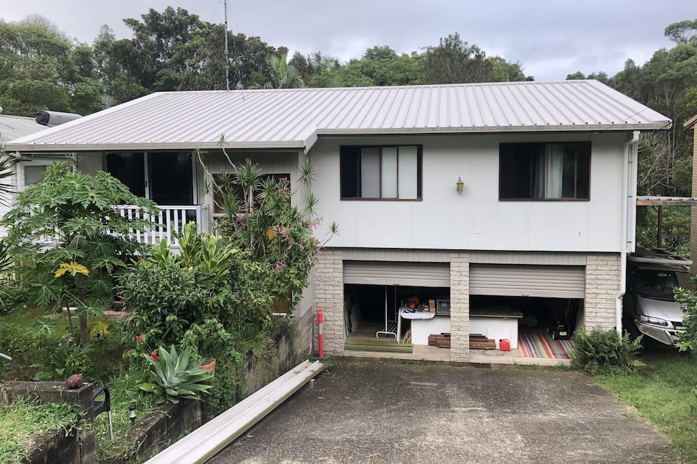 Tweed Heads West House | Private, picturesque, tranquil, tree top home near the M1 beach and airport.