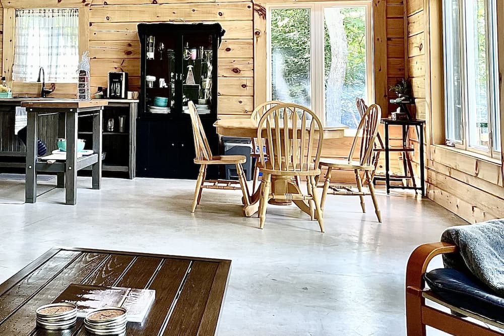 Nipissing Cottage | LAKEFRONT LOG CABIN- 24’ dock, gradual sandy entry, kayaks & wifi