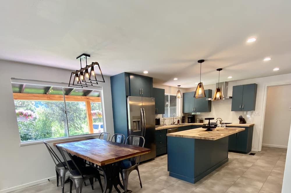 Glenwood Springs House | Cheerful mountain home close to downtown, hiking trails, and hot springs!