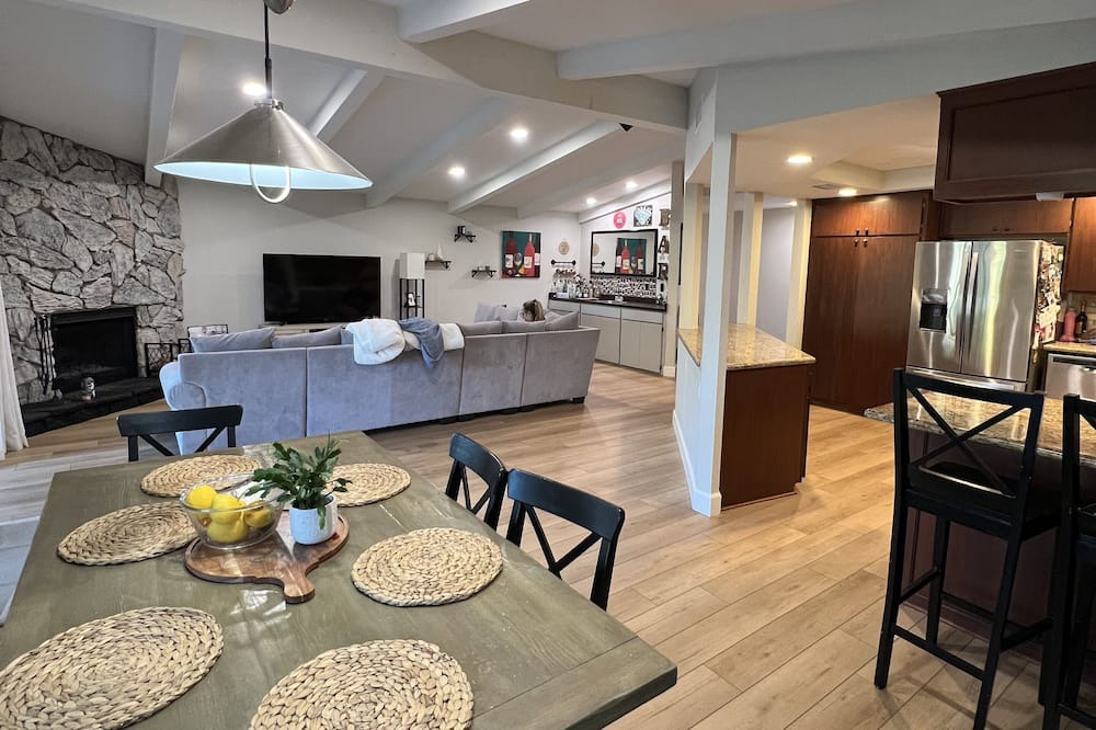 Canyon Lake House | Beautiful home on the golf course with mountain view’s, hot tub & fire pit