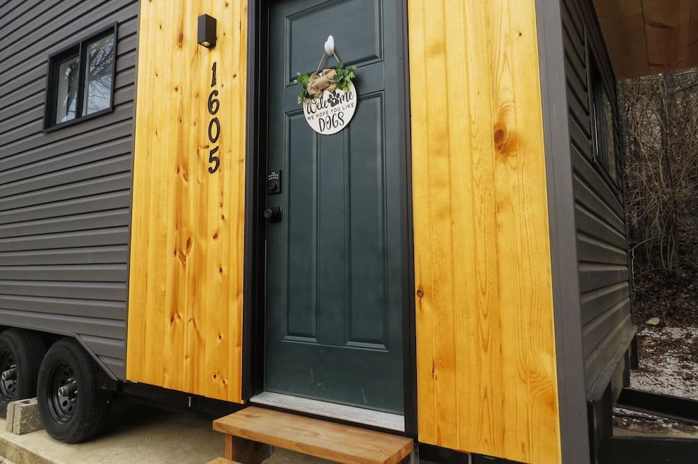 Barnhart House | Modern, Cozy Tiny House for 4 w/ washer & dryer