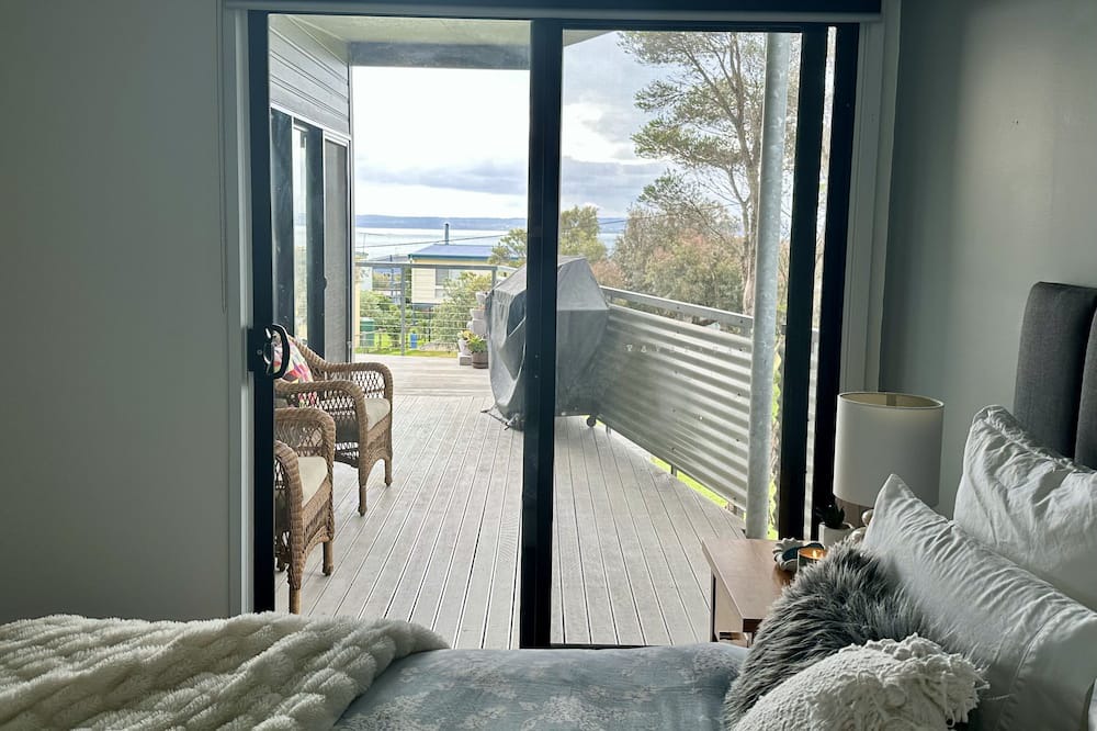 Ventnor House | Breathtaking Ocean View & Short Walk to the Beach. Fully fenced & Pet friendly!
