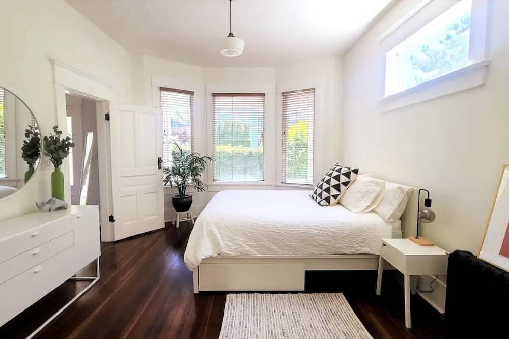 East Side House | Stunning/Spacious Commercial Drive Character Home! Central to all of Vancouver.