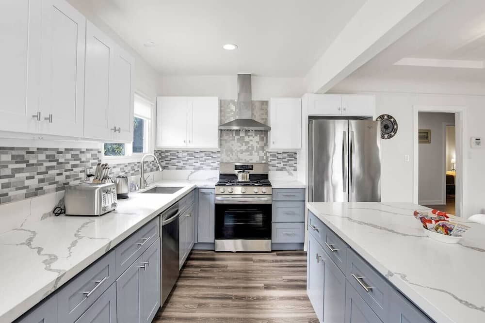 Mid City Cottage | South Sycamore by Avantstay Centrally Located