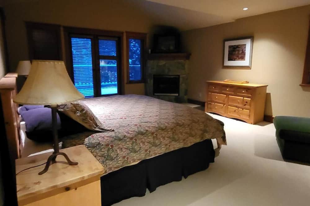 Whistler Cay Heights House | Wonderful family chalet in Whistler. 5 Bedroom / 5.5 Bath Sleeps 12.