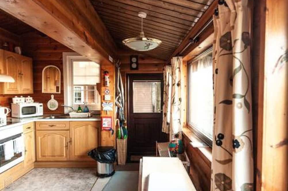 Ffestiniog Cabin | Charming 2 Bed Log Cabin in Snowdonia Mountains