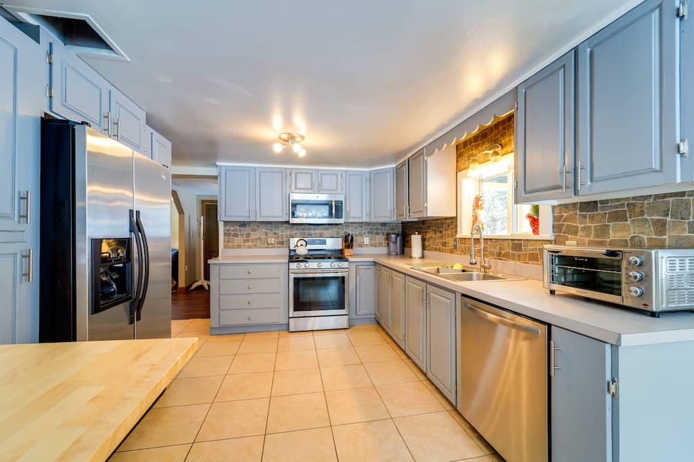Malone Cottage | Farmhouse Cottage w/ Hot Tub, Near Titus Mountain!