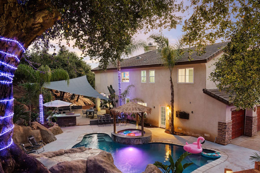 Crest House | Space Cowboy 5bed, designers paradise with pool/spa/volleyball/arcade