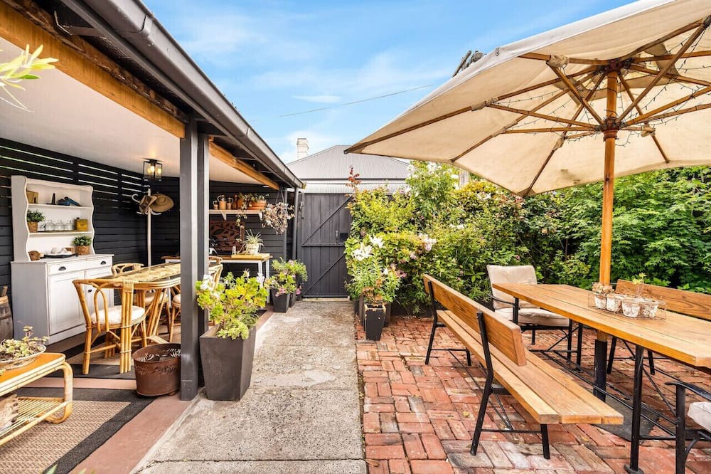 New Town House | Roses on Pirie - Comfortable & Central