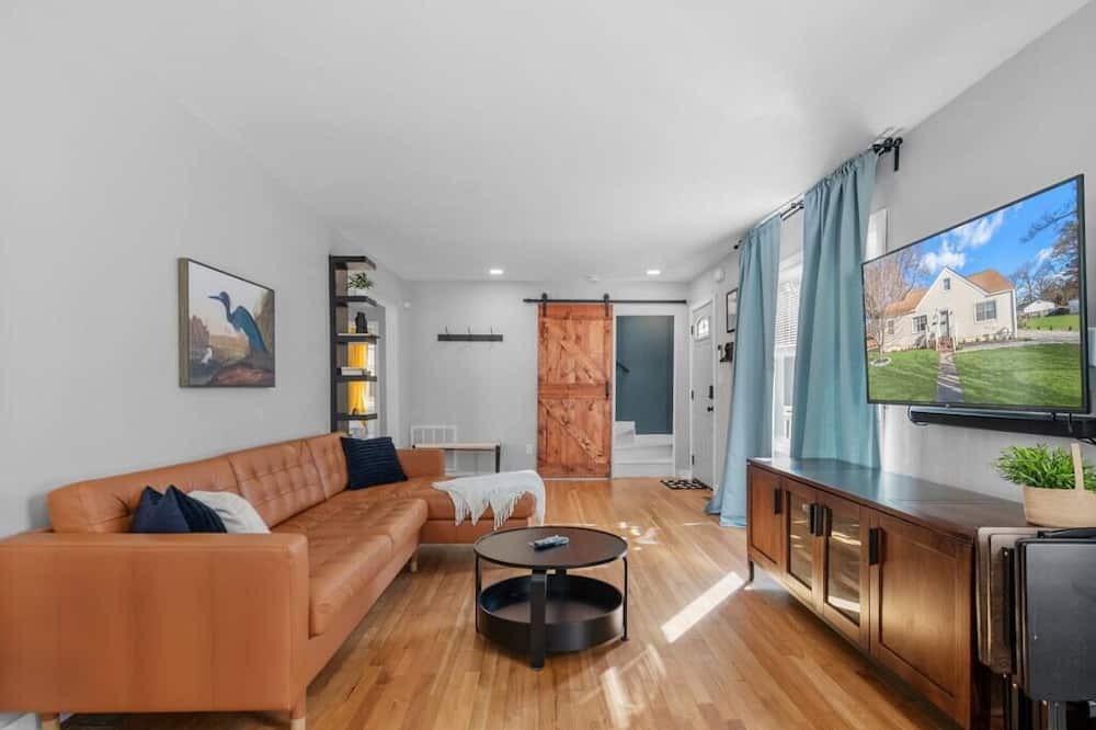 Portsmouth House | Chic Family Friendly Home w/ FirePit | Near Casino