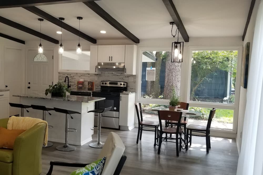 Worthington House | Modern single story bungalow. Central to major attractions-Stadiums, Golf, Zoo
