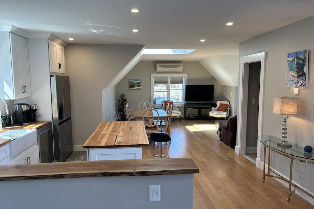 Cohasset House | New just minutes to Nantasket Beach and next door to a Cohasset top restaurant