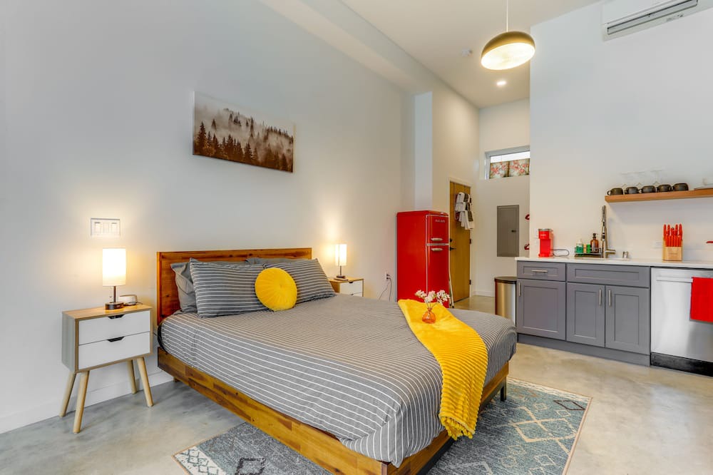 Loyal Heights Apartment | Modern Seattle Studio ~ 6 Mi to Downtown!