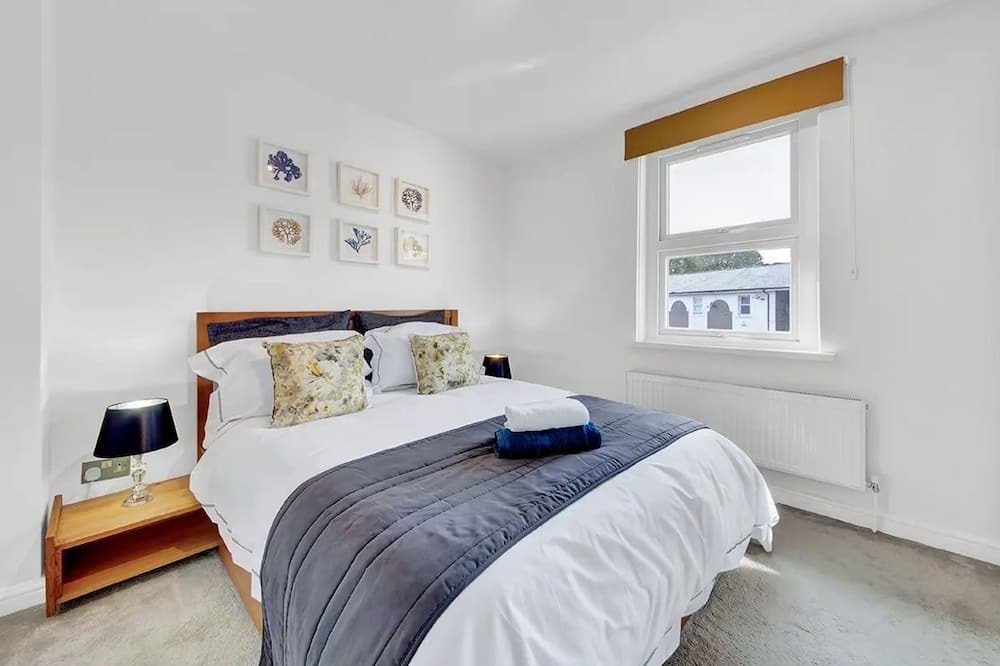 Island Gardens House | Island Garden Retreat - Free parking & Long Stays with lots of local amenities