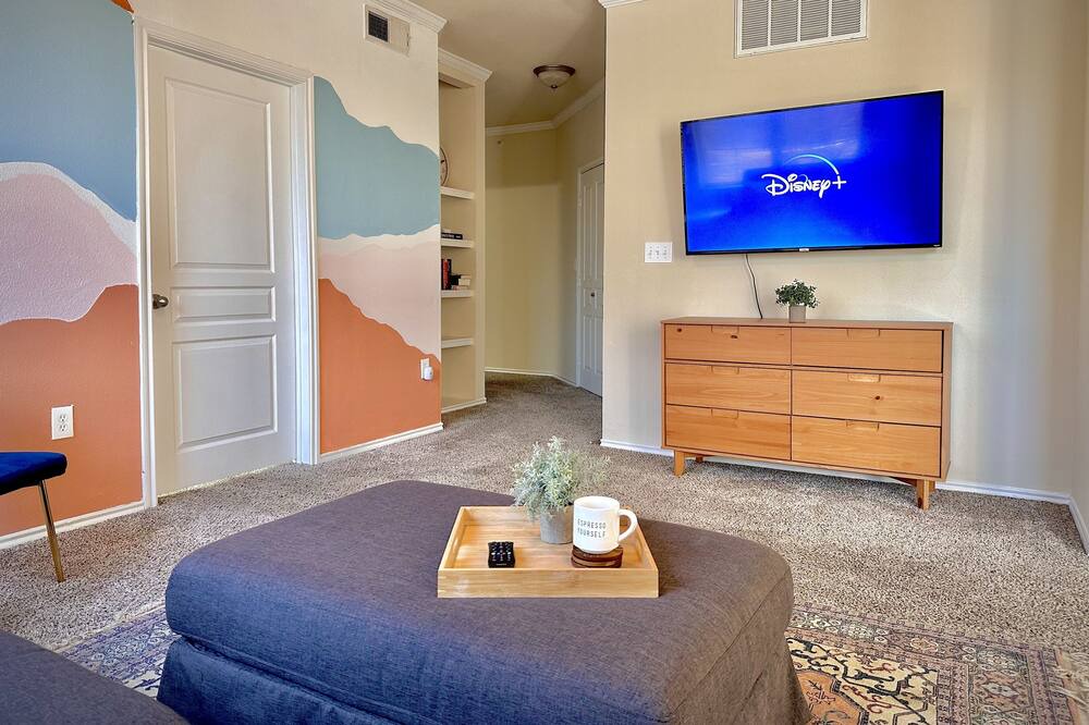 Sherman Apartment | Spacious Sunset Getaway w/ hot tub/gym/pool in an amazing centralized location