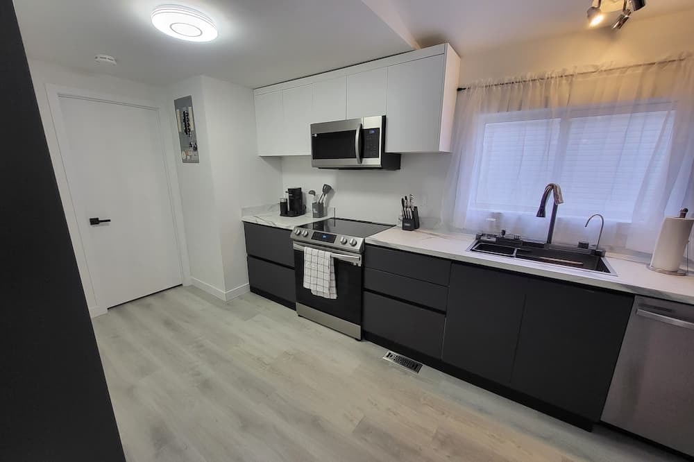 Hinton House | Modern Oasis in Hinton