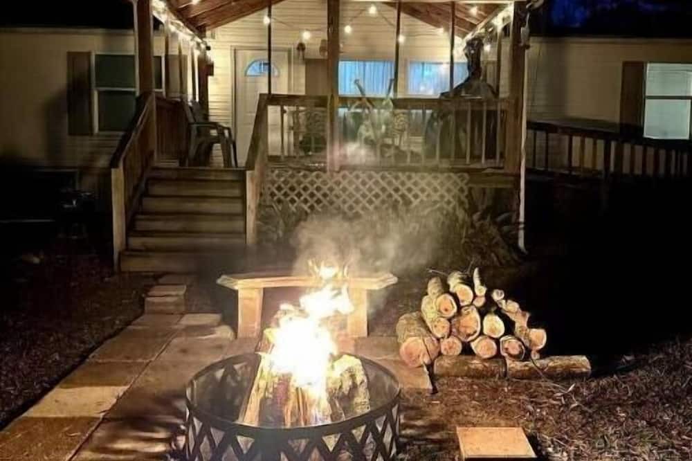 Karnack House | 3 Acre Waterfront Caddo Lake House w/Boat Dock