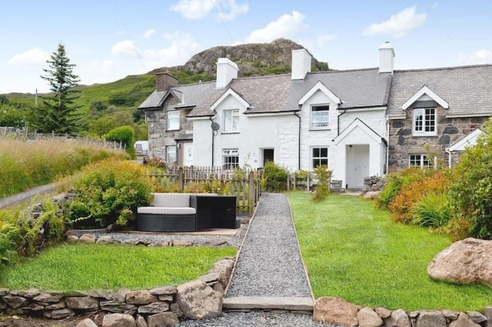 Capel-Curig Cottage | Stunning hot tub cottage with Snowdon views!