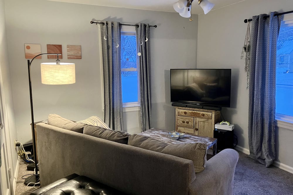 Kalamazoo House | This charming bungalow is located 5 minutes from downtown! A cozy family home.