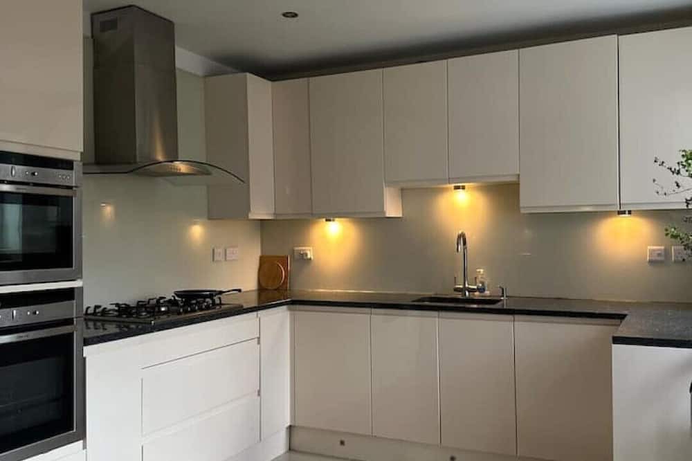 Preston House | 5 minutes from Wembley Stadium,Welcome to our spacious & luxurious Himani's Home