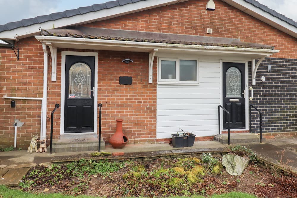 South Shields Cottage | BASE CAMP, pet friendly, with a garden in South Shields