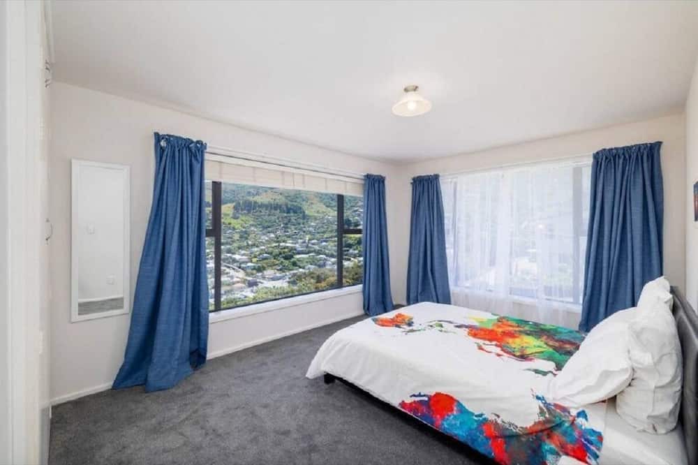 Lyttelton House | Spectacular Views & Lots to do!