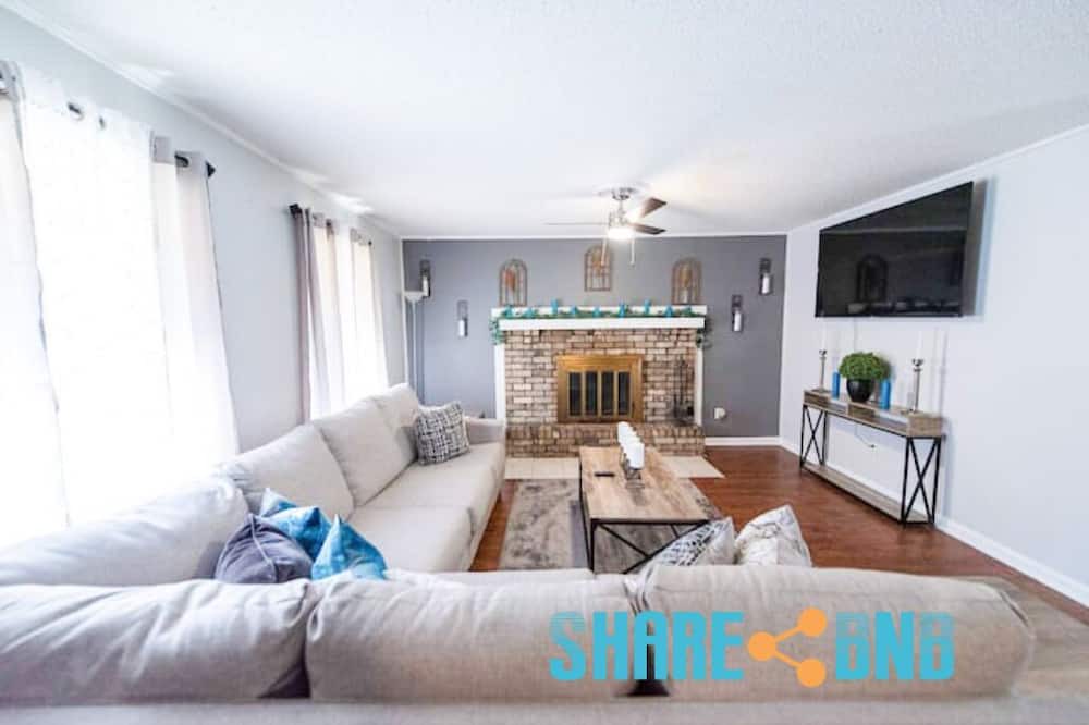 Sherwood House | Charming 3BR/2BA Sherwood Home with 2-Car Garage