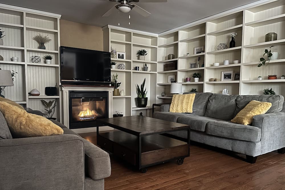Elora House | Heart of downtown w/ private backyard. Walk to Elora Mill!