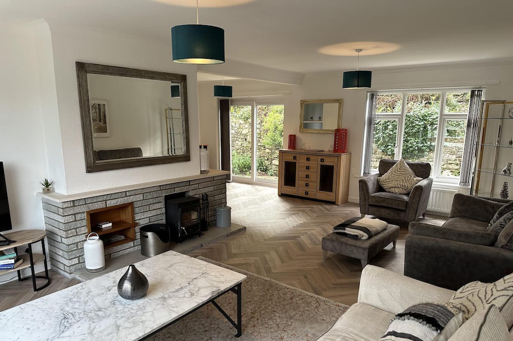 Corfe House | Impeccable 4-Bed House in Bournemouth