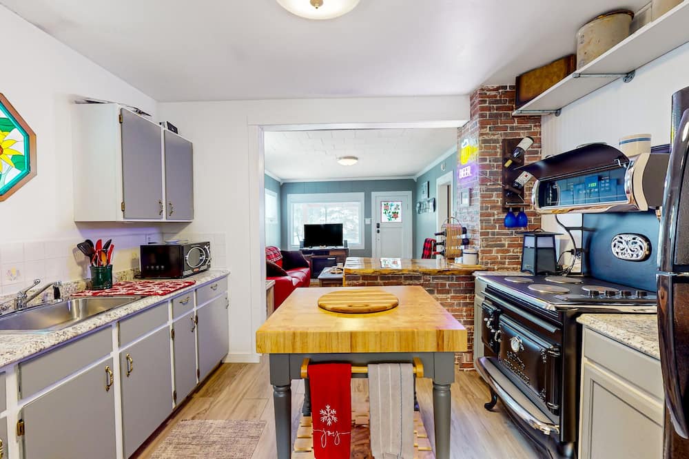 Mullan House | Delightful alpine retreat with deck & games - near ski slopes & trails - dogs ok