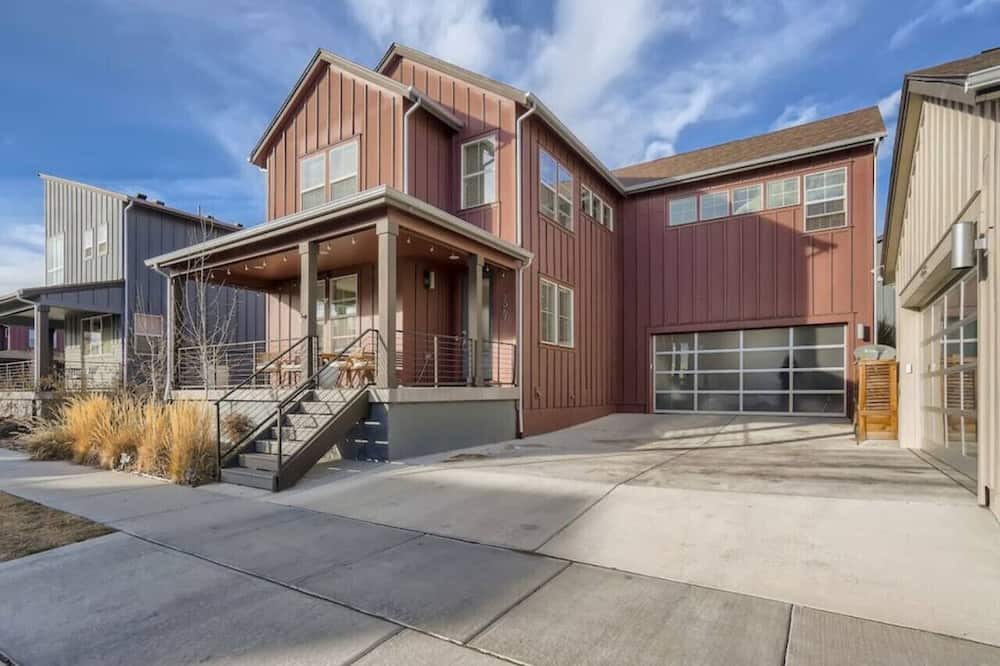 Twin Lakes House | Mid-Mod Retreat I Backyard I Game Room I 5 beds