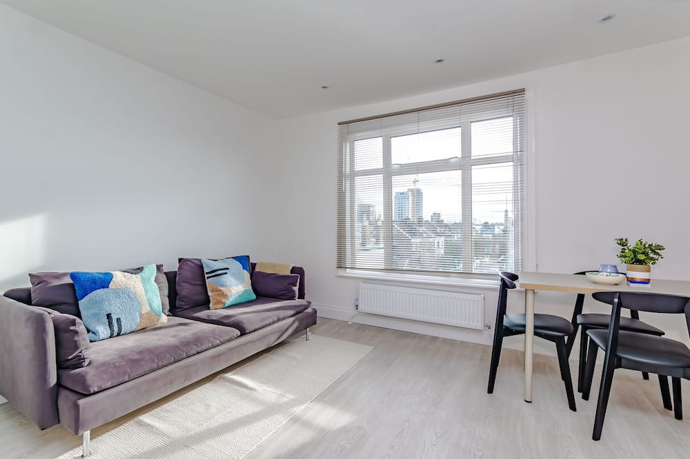 Broad Green Apartment | Luxury apartment with workspace