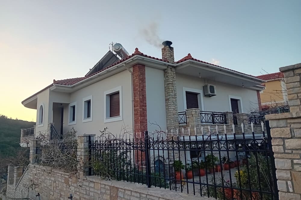 Samos House | Comfortable villa with sea view! Free parking and garden with outdoor furniture.