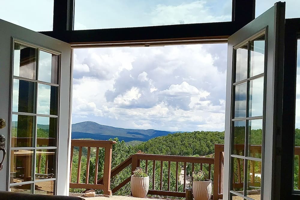 Cedar Crest House | mountain home near sandia trails.