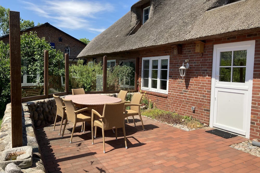 Fedderswarf Apartment | Apartment 'Ferienwohnung Nordwarft' with Private Terrace, Private Garden and Wi-Fi